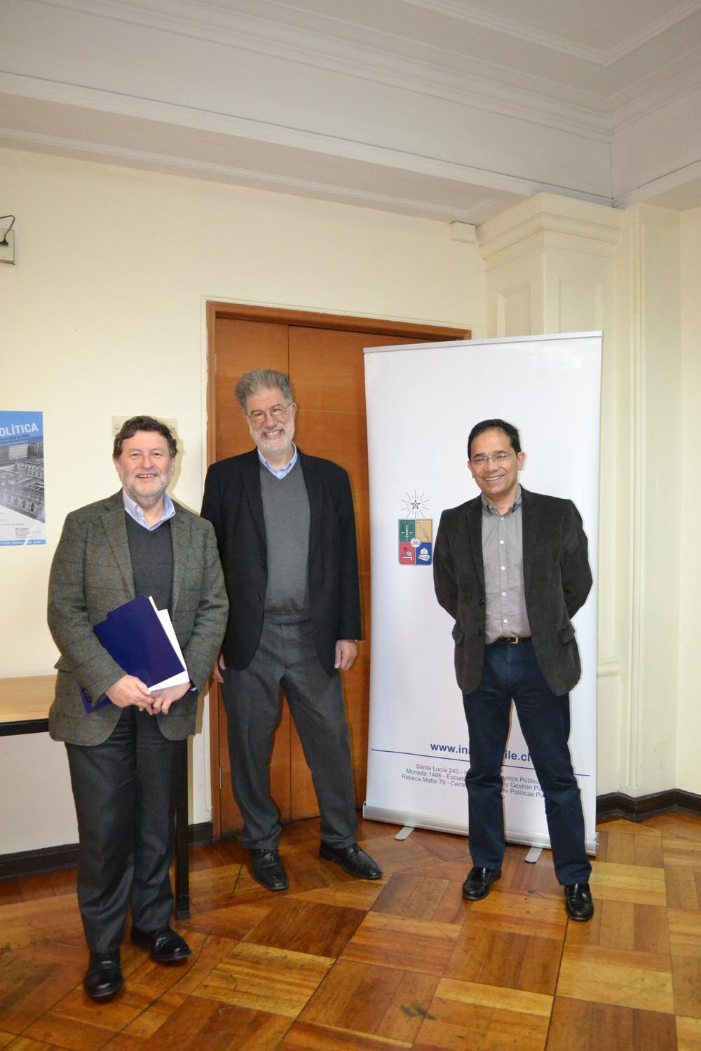 El Director del INAP, Hugo Frühling; el profesor Eduardo Engel y el profesor Sergio Micco.