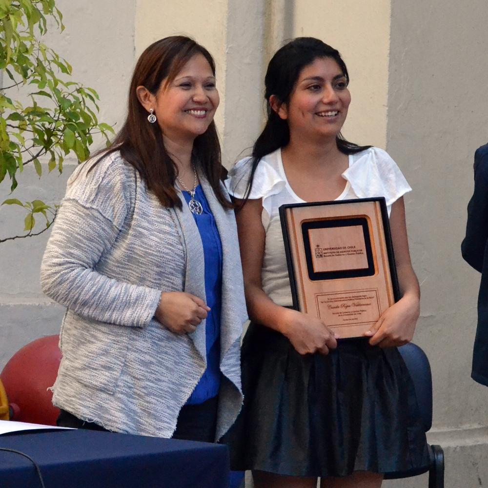 La Escuela de Gobierno entregó un reconocimiento a Camila Rojas, presidenta electa de la FECH