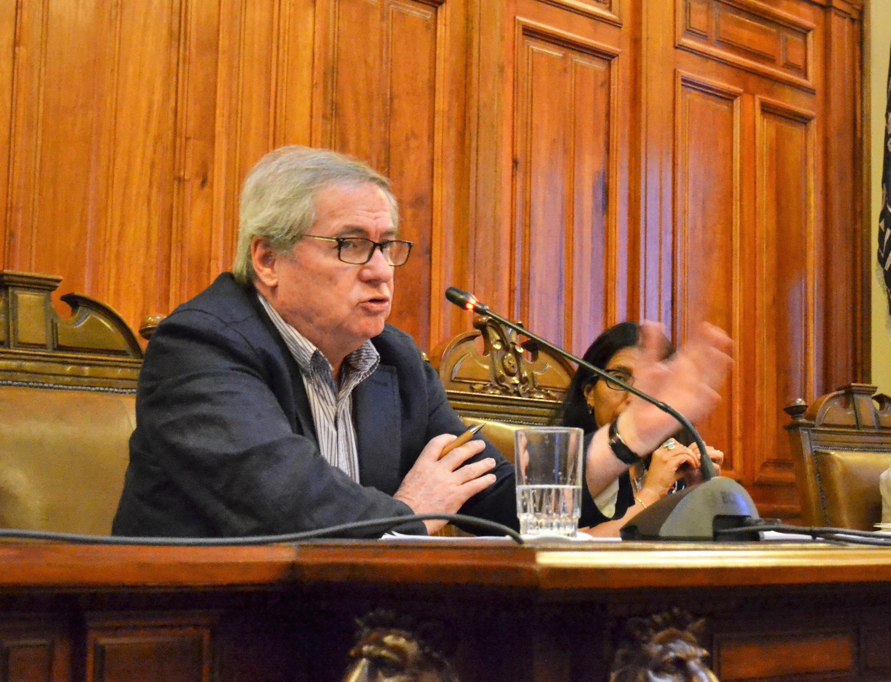 Felipe Agüero, académico del INAP, comentó la presentación de Álvaro Pop.