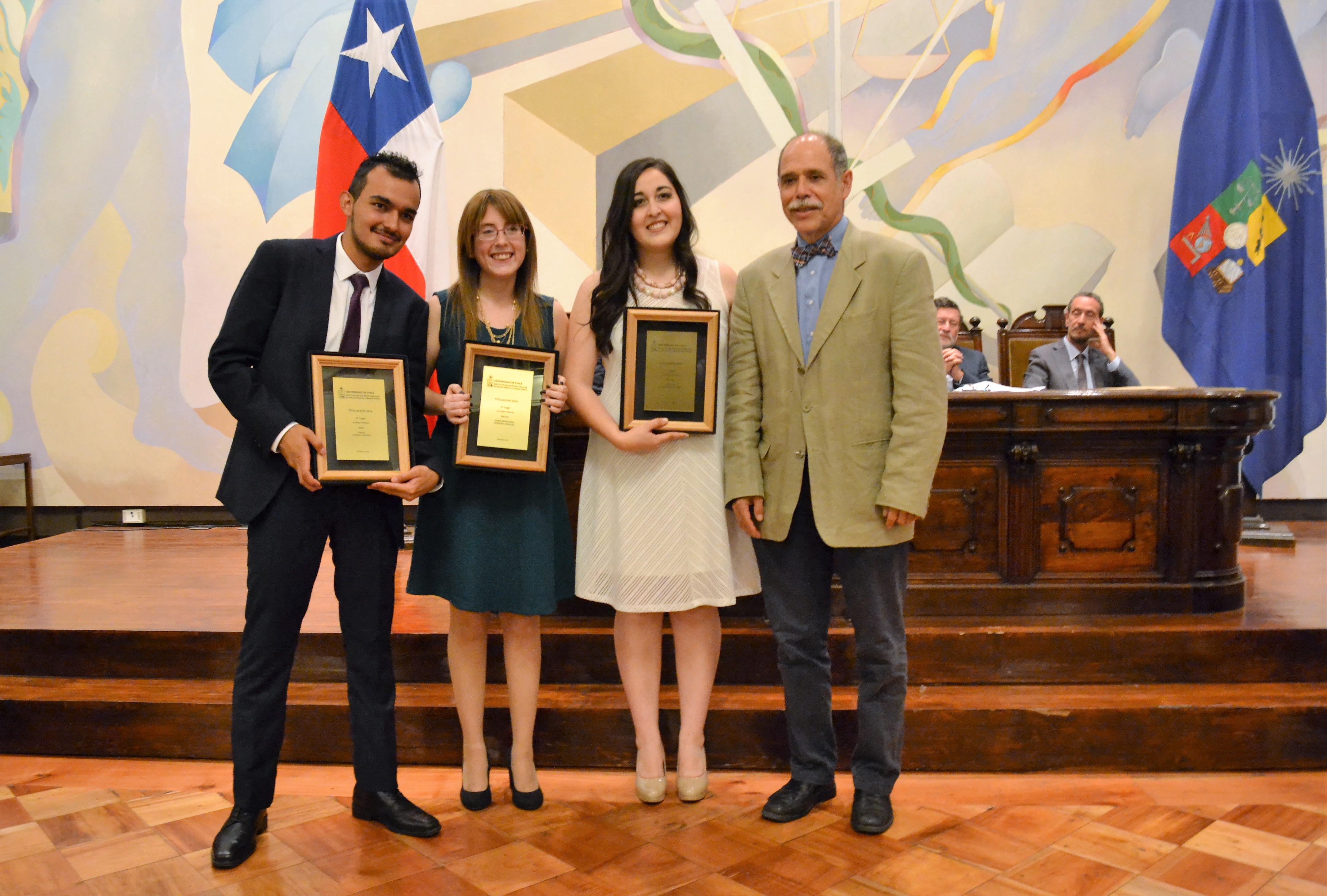 Los estudiantes Diego Durán (segundo lugar), María Fernanda Herrera (tercer lugar) y Patricia Contreras (primer lugar) junto al Vicerrector Juan Cortés.
