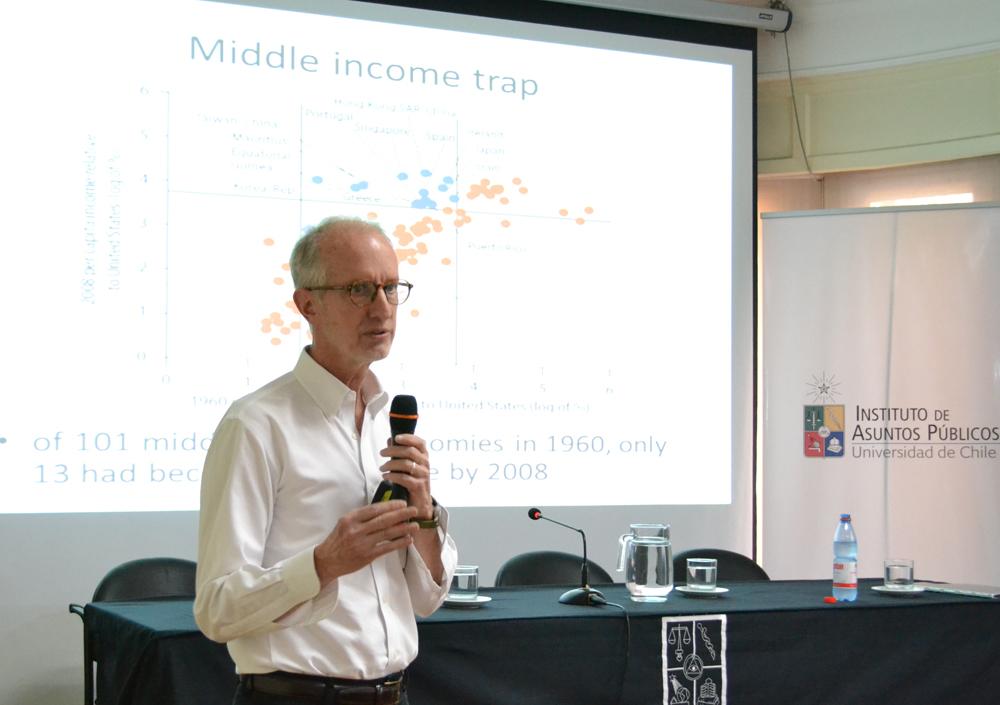 El profesor Schneider señaló que hay razones institucionales que dificultan la salida de la trampa del ingreso medio.