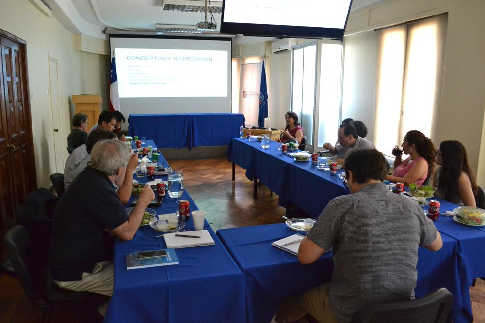 Profesora Dávila expuso investigación sobre gobiernos de la Concertación