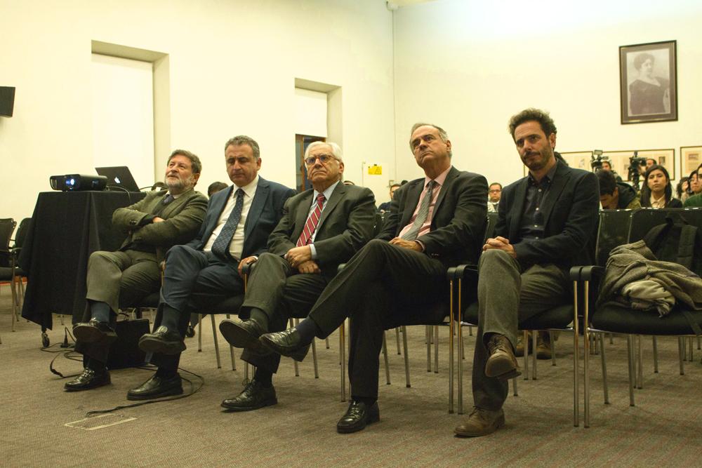 El Director del INAP, Hugo Frühling; el Prorrector, Rafael Epstein; el Ministro del Interior, Mario Fernández; y Hernán Larraín Matte.