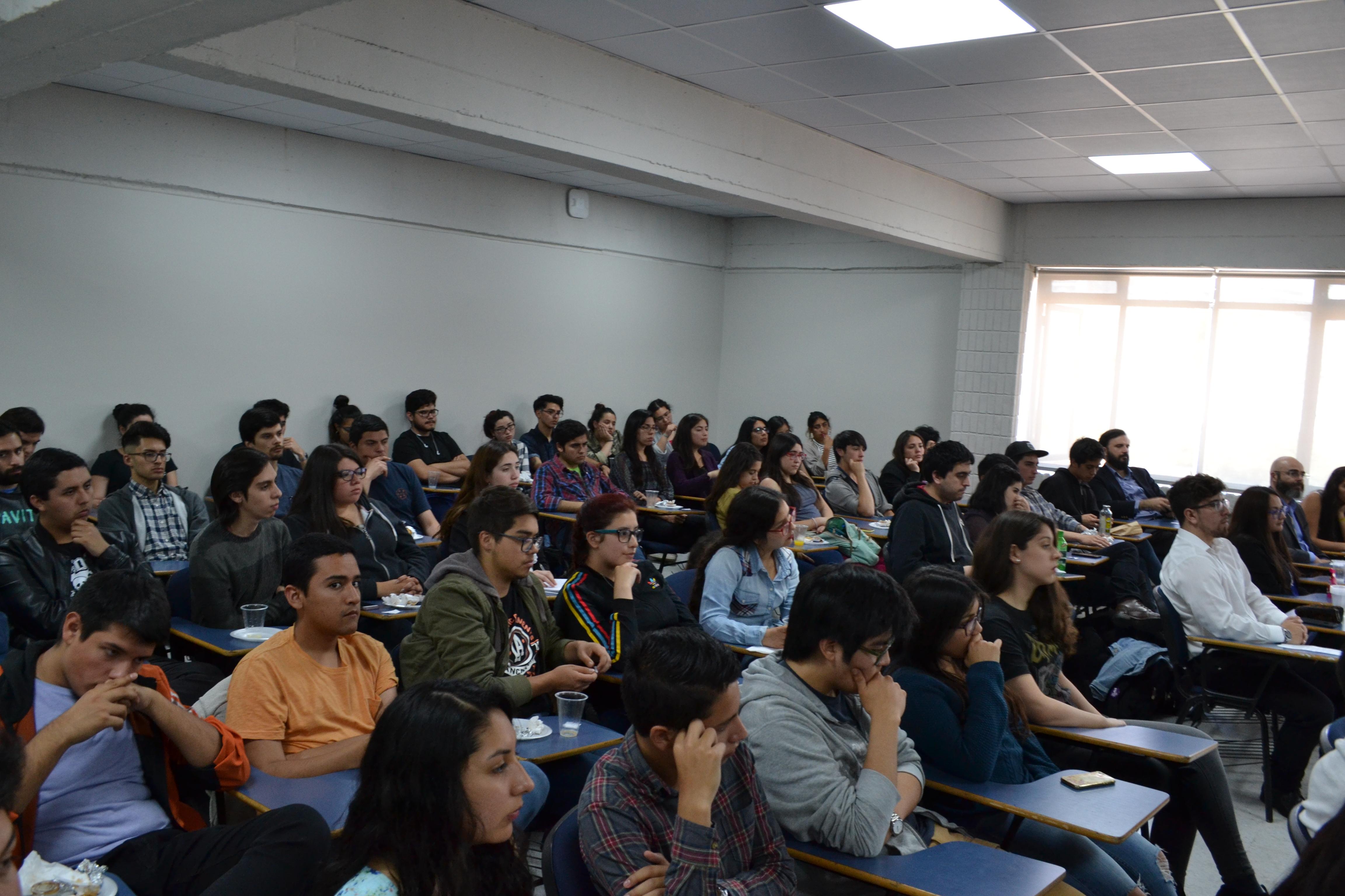 Estudiantes participan en seminario Multiculturalismo y democracia