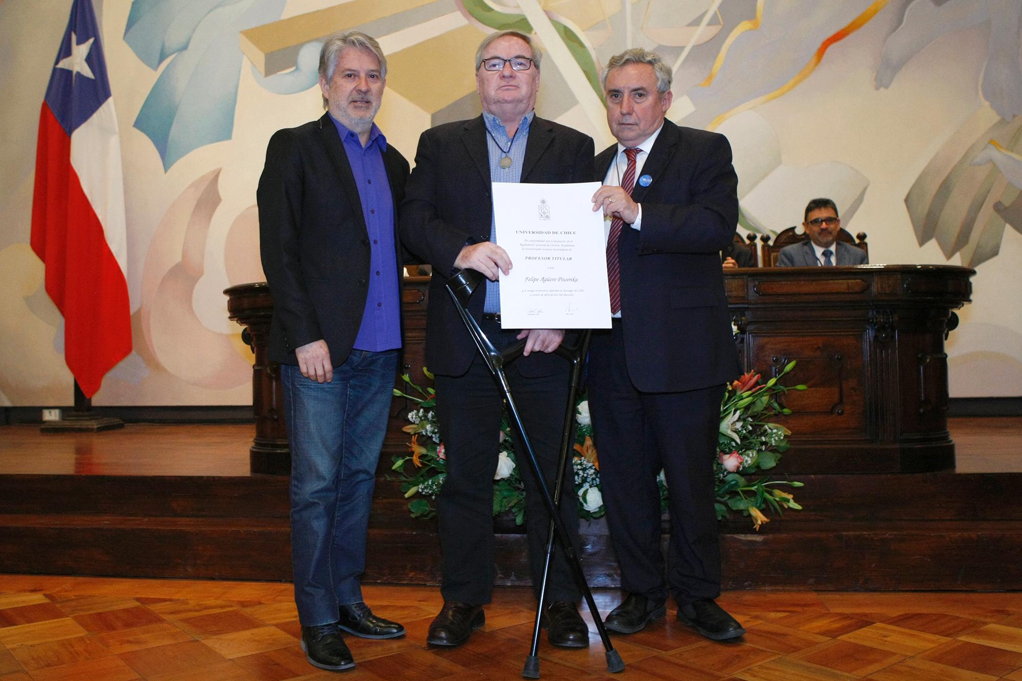 El Subdirector del INAP, Aldo Meneses; el profesor Felipe Agüero y el Rector Ennio Vivaldi