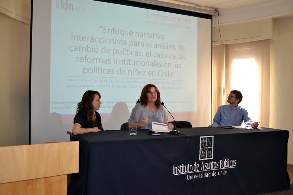 María Pía Martin (DII U. Chile, al centro), junto a Sofía Aramburú expusieron su proyecto Fondecyt.