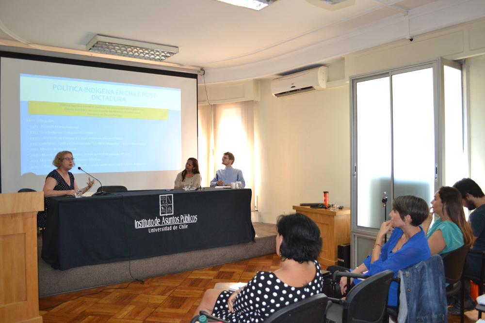 Las académicas Jeanne Simon (UdeC) y Verónica Figueroa (INAP U. Chile) presentaron sus respectivas investigaciones sobre políticas indígenas.