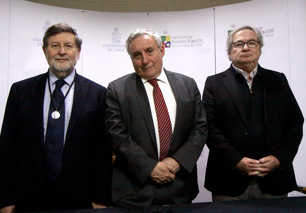 El Director del INAP, Hugo Frühling; el Rector Ennio Vivaldi; y el Subdirector del INAP, Felipe Agüero.