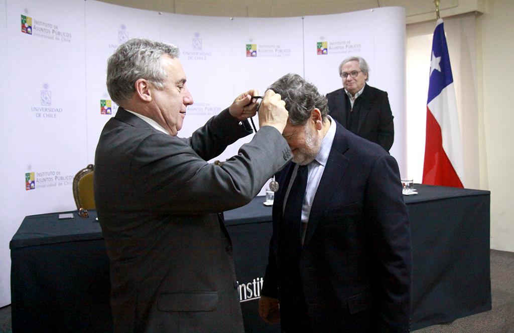 El Rector entregó al director Frühling la medalla Andrés Bello.