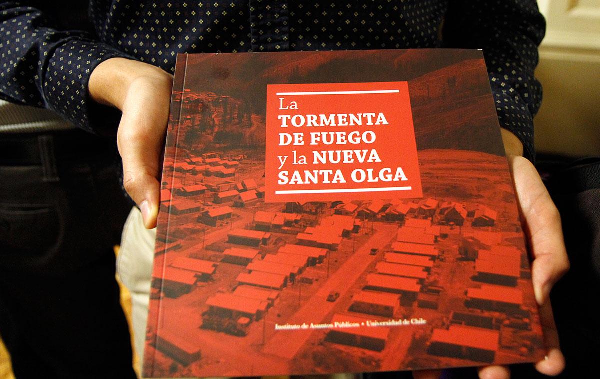 El libro que cuenta la historia de Santa Olga, localidad azotada por los incendios forestales en 2017, fue presentado este lunes 11 de marzo en el Instituto de Asuntos Públicos.