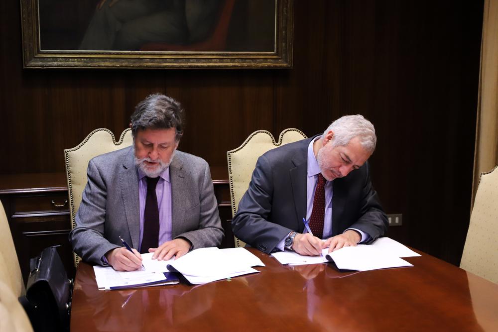 El convenio, firmado por el Director del INAP, Hugo Frühling, y el Fiscal Regional Metropolitano, Raúl Guzmán, también permitirá ambas partes colaborar en la organización de seminarios y talleres.