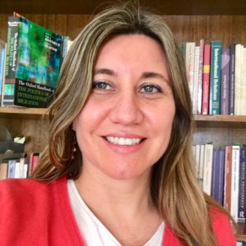 Lorena Oyarzún es Doctora en Relaciones Internacionales e Integración Europea.