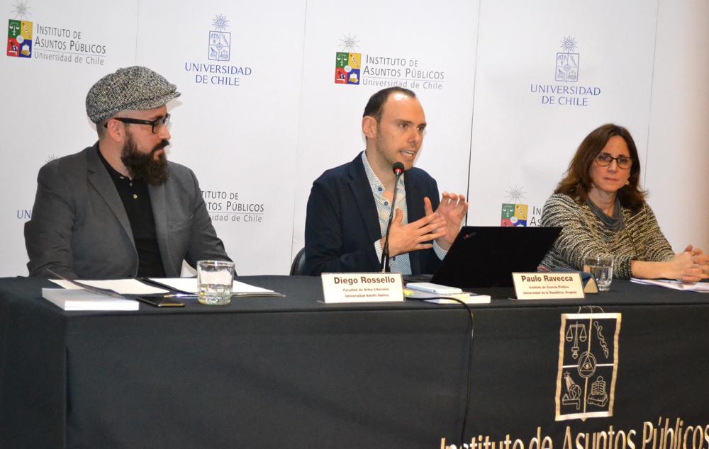 De izquierda a derecha: Diego Rossello (UAI), el autor Paulo Ravecca y Claudia Heiss (INAP U Chile).
