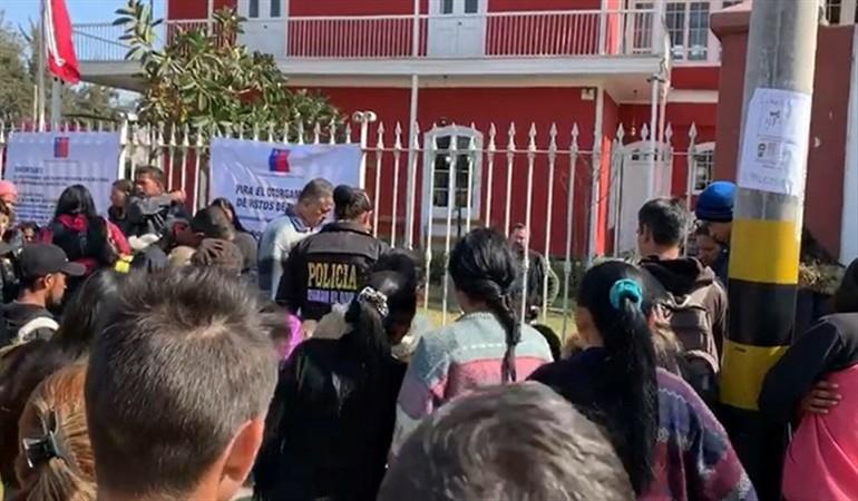 Frente al Consulado de Chile en Tacna también han acampado cientos de migrantes venezolanos, esperando ingresar a nuestro país, lo que ha generado presiones de Perú a Chile para resolver la situación.