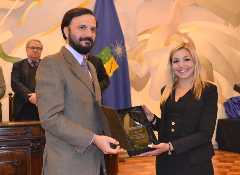 Yamel Ases, graduada del Magíster en Gobierno y Gerencia Pública, recibió el Premio Luciano Tomassini Olivares 2019.