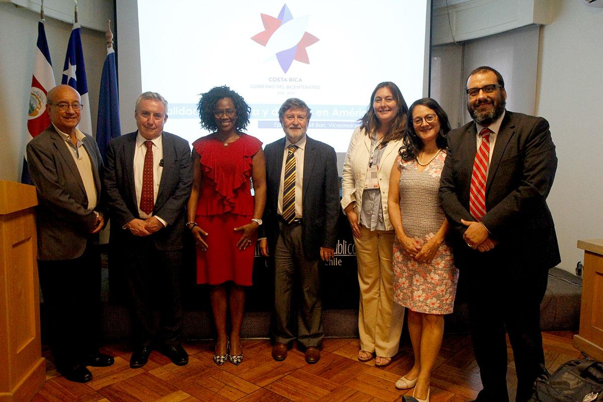 En el encuentro participó el Rector de la Universidad de Chile, el Director del INAP, Hugo Frühling, la embajadora de Costa Rica y su par de El Salvador, entre otras autoridades.